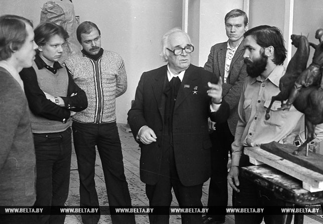 Азгур со своими учениками в творческой мастерской скульптуры Академии художеств СССР. 27 января 1983 года