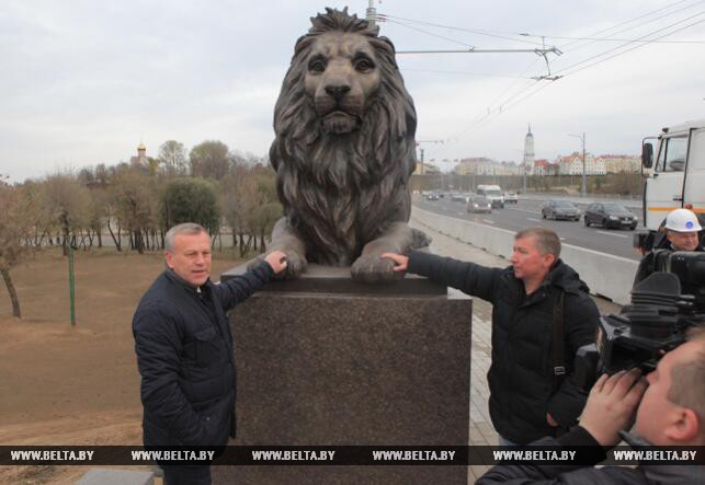 Председатель Могилевского горисполкома Владимир Цумарев и скульптор Андрей Воробьев