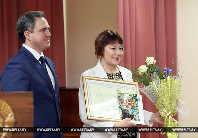 Заместитель председателя Гомельского облисполкома Владимир Привалов поздравляет писательницу Светлану Кветковскую