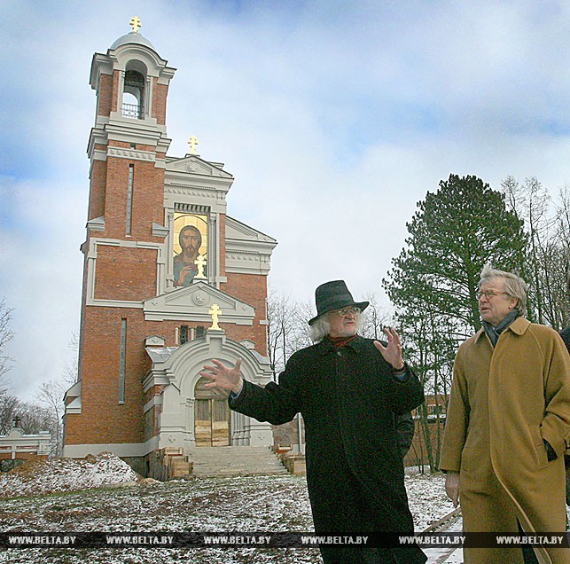 Директор Национального художественного музея Владимир Прокопцов знакомит Рене ван дер Линдена с Мирским замком, 2007 год