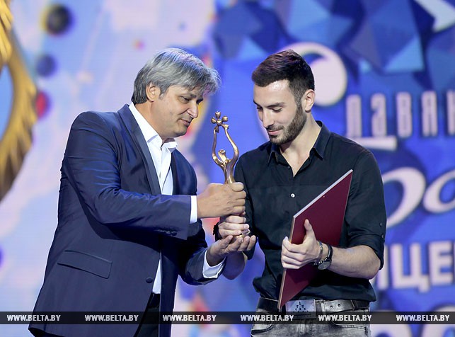 Член жюри Константин Москович награждает Андриа Гвелесиани из Грузии