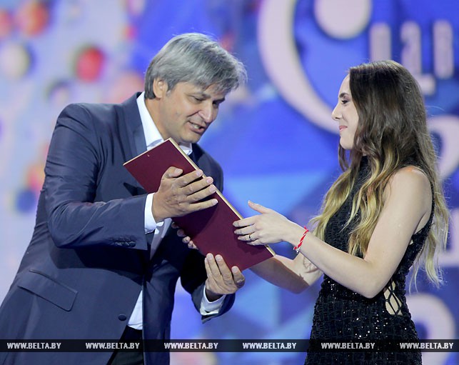 Член жюри Константин Москович награждает Анну Тимофей из Израиля