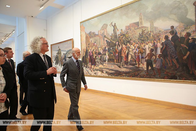 Генеральный директор Национального художественного музея Республики Беларусь Владимир Прокопцов знакомит принца Майкла Кентского с экспозицией, октябрь 2016 года