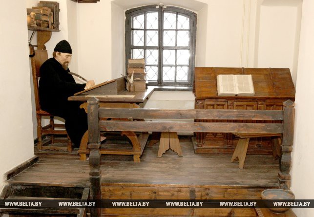 Монах переписывает книгу. Экспозиция Национального Полоцкого историко-культурного музея-заповедника