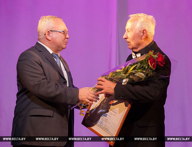 Председатель Витебского областного Совета депутатов вручает почетную грамоту облисполкома Виктору Климчуку