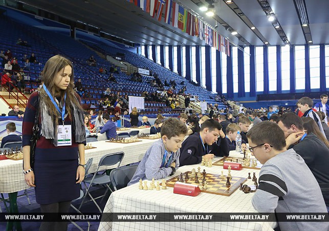 Белорусская шахматистка Анастасия Зезюлькина наблюдает за игрой