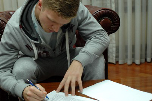 Никита Корзун подписывает контракт с чемпионом Украины. Фото ФК "Динамо" (Киев)
