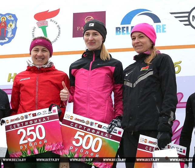 Призеры забега на 5 км (слева направо) - Марина Доманцевич, Екатерина Корнеенко и Светлана Ковган