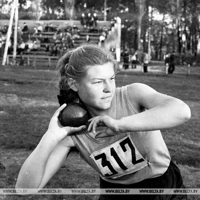 Победитель областных юношеских отборочных соревнований по легкой атлетике в толкании ядра среди девушек Н. Бычкова. 1952 г.