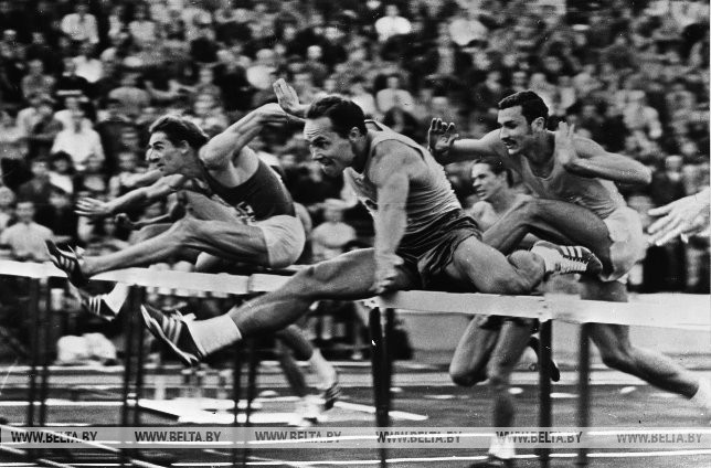 Чемпион СССР в беге на 100 метров с барьерами В. Балихин (Брест) на дистанции во время чемпионата по легкой атлетике на стадионе. 1970 г.