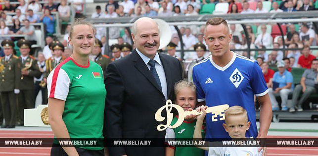 (слева направо) Татьяна Холодович, Александр Лукашенко и Артем Быков. Фото Андрея Стасевича