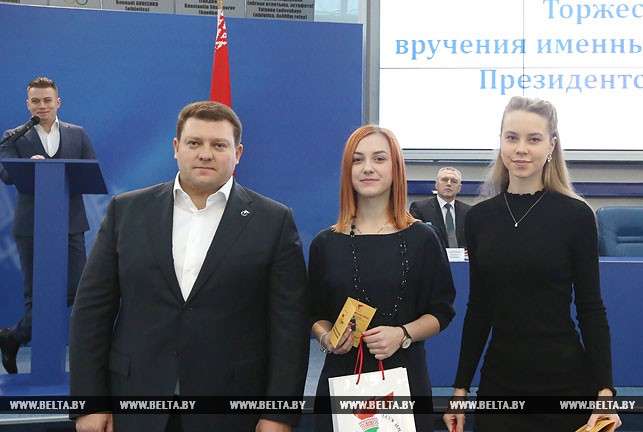 Председатель центрального совета Президентского спортивного клуба Дмитрий Лукашенко, Яна Шут и Маргарита Фифилова (бильярдный спорт).