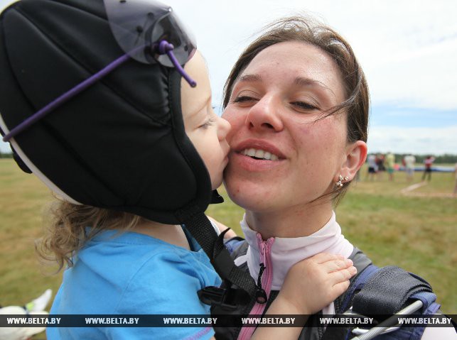 Марина Мирошниченко с дочкой Алисой из Витебского аэроклуба