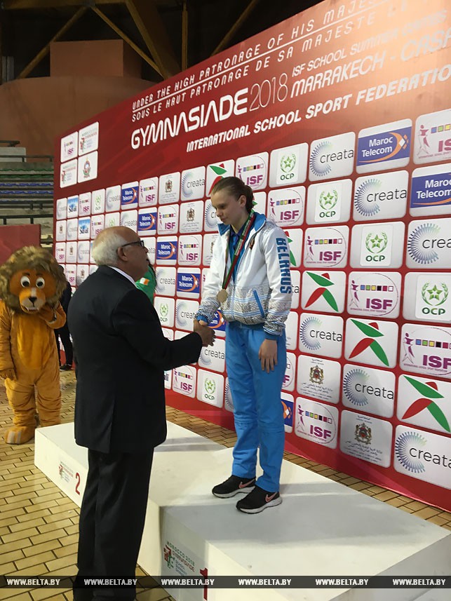 Награждение Анастасии Васкевич, золотая медаль на дистанции 200 м комплексным плаванием 