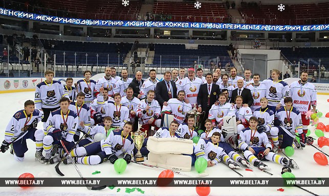 Хоккеисты команды Президента и команды "Медведь", победившей в турнире "Золотая шайба".