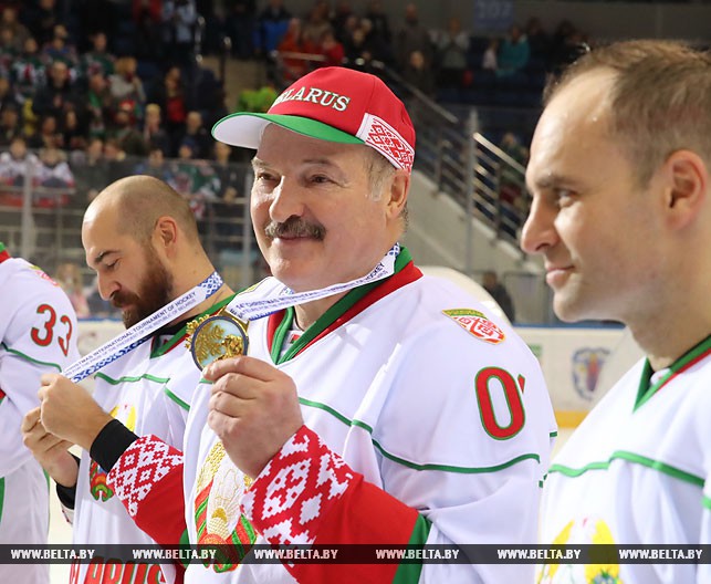 Александр Лукашенко с хоккеистами своей команды.
