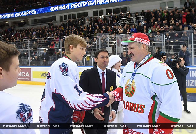 Александр Лукашенко поздравляет Николая Лукашенко со вторым место турнира "Золотая шайба.
