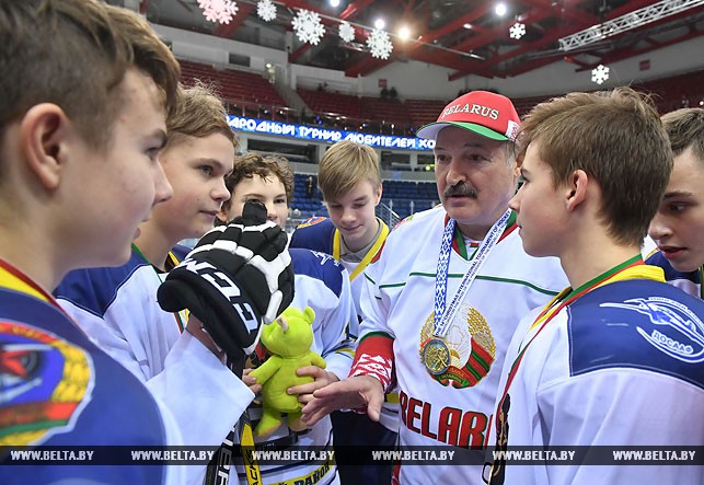 Александр Лукашенко с хоккеистами команды "Медведь", занявшей первое место в турнире "Золотая шайба".