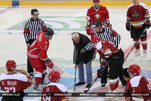 Легендарный канадский хоккеист Фил Эспозито произвел символическое вбрасывание шайбы перед началом матча Рождественского турнира между командами Беларуси и Китая.