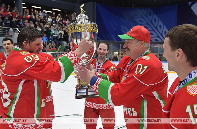 Андрей Михалев и Александр Лукашенко с Кубком турнира