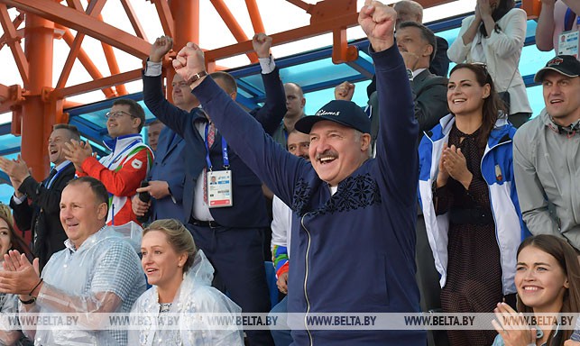 Президент Беларуси Александр Лукашенко 27 июня посетил соревнования по гребле на байдарках и каноэ