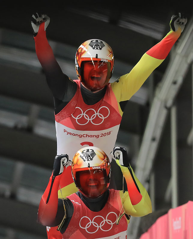 Олимпийские чемпионы немецкие саночники Тобиас Вендль и Тобиас Арльт. Фото Yonhap