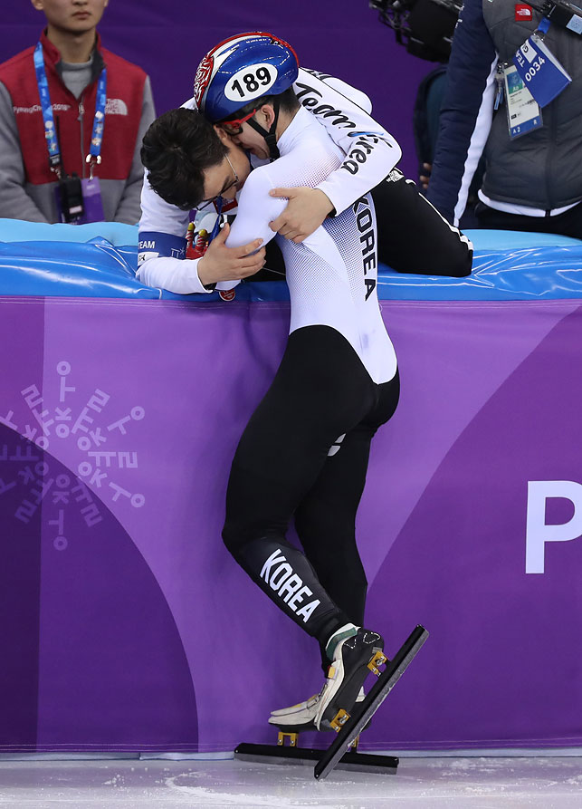 Олимпийский чемпион по по шорт-треку Лим Хё Джун (справа) (Южная Корея). Фото Синьхуа