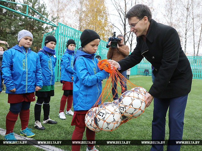 Заместитель председателя Витебского городского исполнительного комитета Виктор Глушин вручает мячи юным футболистам