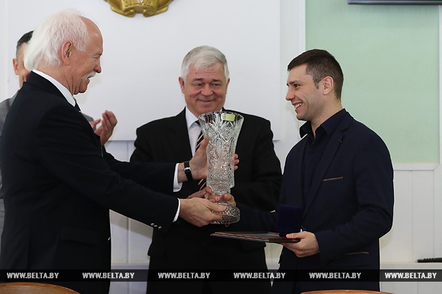 Председатель общественного объединения "Белорусская федерация бокса" Дмитрий Тихомолов поздравляет Кирилла Релиха