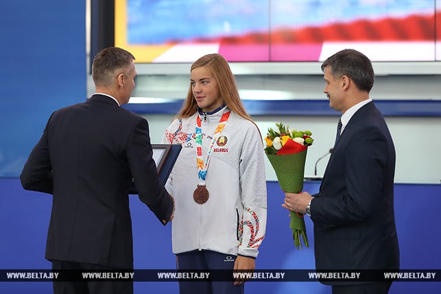 Андрей Асташевич и Сергей Ковальчук поздравляют Анастасию Шкурдай (плавание)