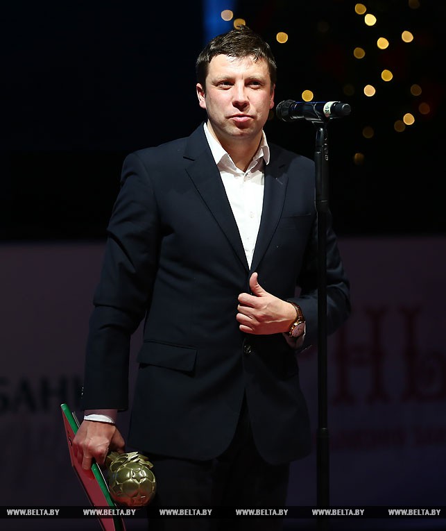 Во второй лучшим футболистом Беларуси стал Тимофей Калачев. Награду получает брат Дмитрий Калачев