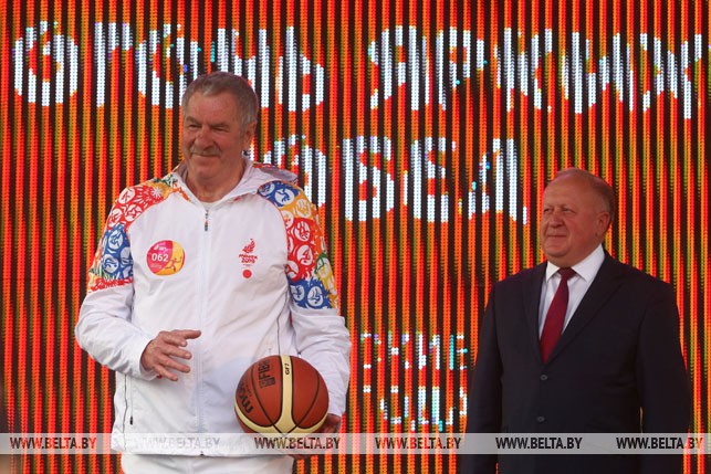 Баскетболист Иван Едешко и заместитель председателя Гродненского облисполкома Виктор Лискович