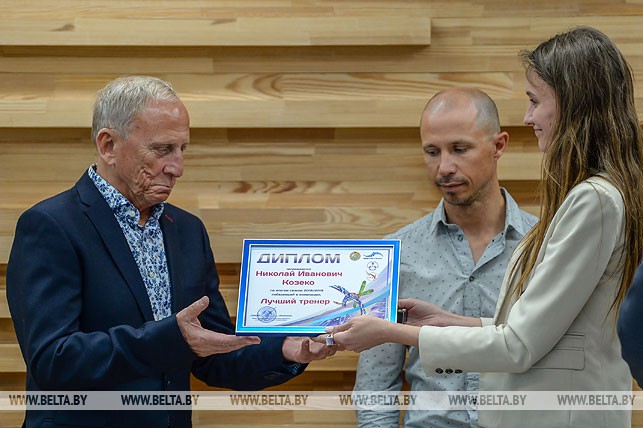 Главный тренер национальной команды по фристайлу Николай Козеко получает награду
