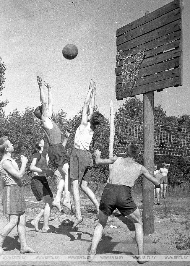 Учащиеся Василевичской школы в момент игры в баскетбол. 1951 г.
