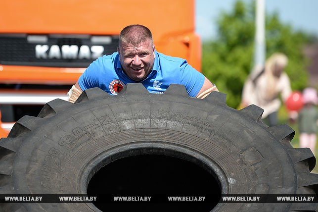 Виктор Кулик кантует покрышку весом 320 кг