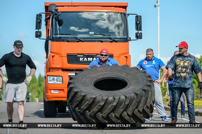 Сергей Вачинский кантует покрышку весом 320 кг