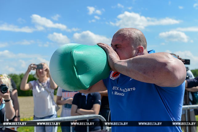 Вячеслав Астапенков надувает грелку до взрыва