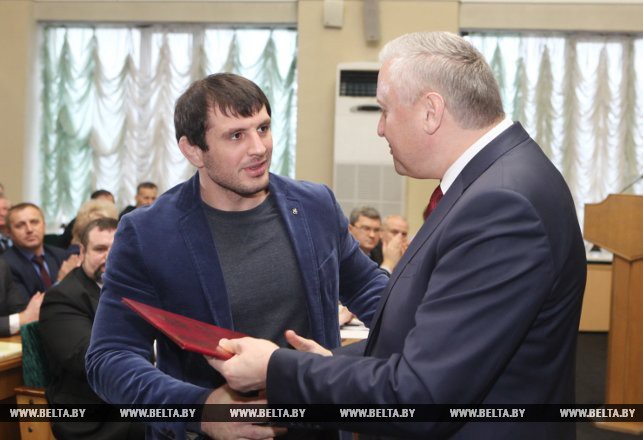Председатель Гомельского облисполкома Владимир Дворник вручает награду Джавиду Гамзатову
