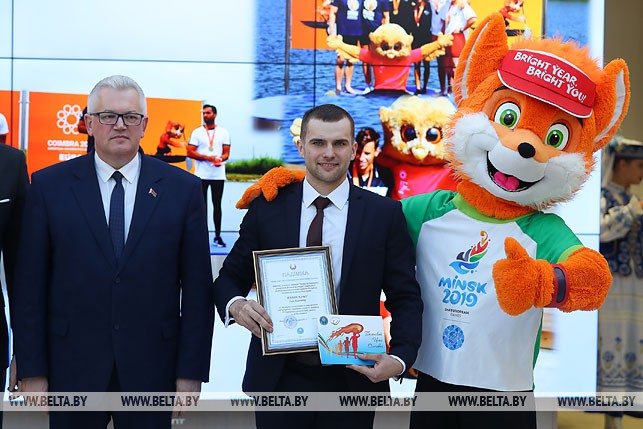 Министр образования Игорь Карпенко и призер IV Европейских университетских игр 2018 года Илья Полонский