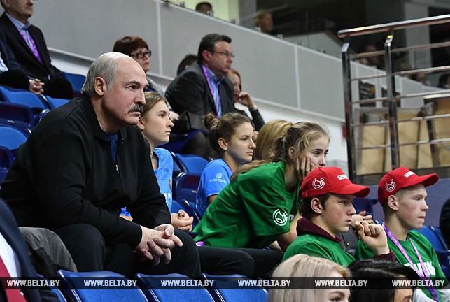 Александр Лукашенко наблюдает за игрой. Фото Андрея Стасевича, БЕЛТА