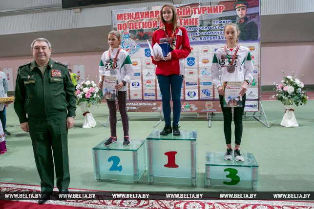 Юлия Петрик, Елизавета Гришкевич и Валерия Шоломицкая во время награждения за спортивную ходьбу на 3000 метров