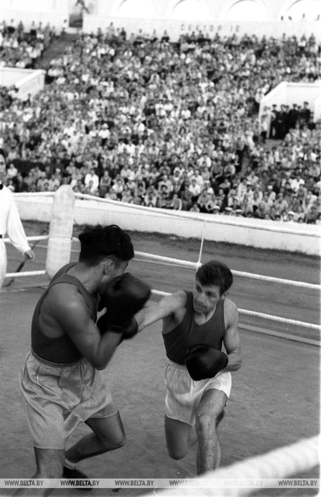 Финал по боксу между В. Ботвинником и перворазрядником Ж. Аджаровым (г. Минск) во время 2-й Всебелорусской спартакиады. 1956 г.