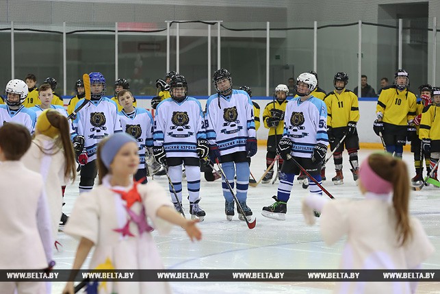 Хоккеисты команды "Медведь" на открытии турнира