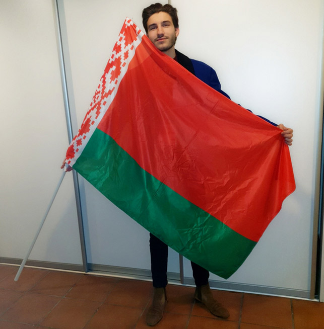 Боснийский волонтер Армин вынес на стадион Кошево белорусский флаг