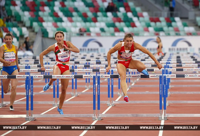 Алина Талай (справа) победила в беге на 100 м с барьерами.