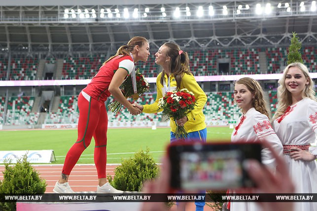 Алина Талай победила в беге на 100 метров с барьерами, Анна Чубковцова (Украина) заняла третье место.