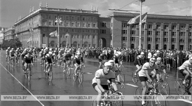 Старт участников многодневной велогонки по маршруту Белоруссия-Литва-Латвия-Эстония и РСФСР на Центральной площади в г. Минске, 1958 год