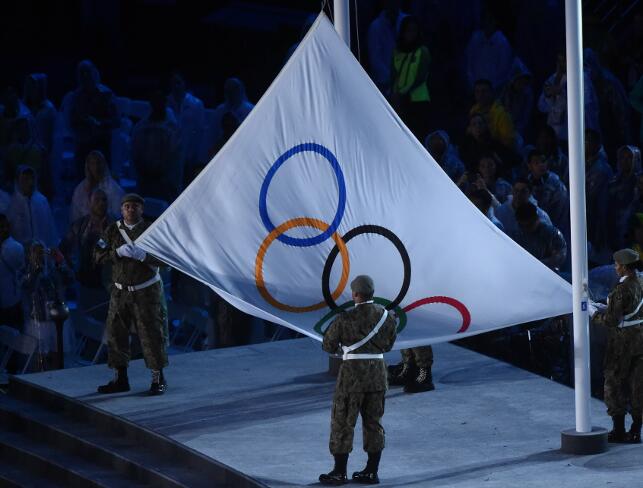 Церемония закрытия Олимпиады. Спуск олимпийского флага. Фото СИНЬХУА-БЕЛТА