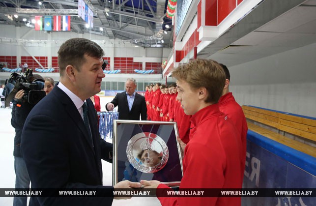 Заместитель министра спорта и туризма Беларуси Александр Барауля награждает команду России.