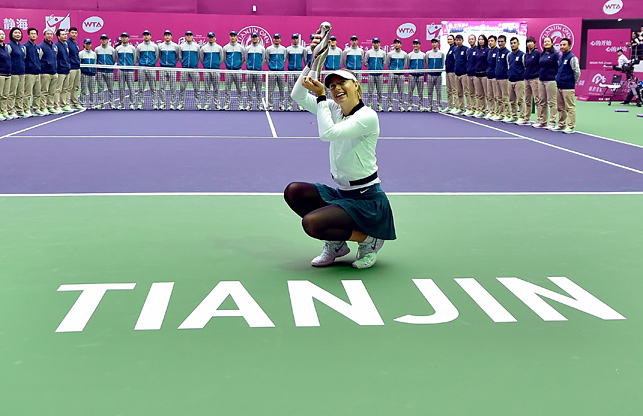 Мария Шарапова с завоеванным трофеем. Фото Синьхуа